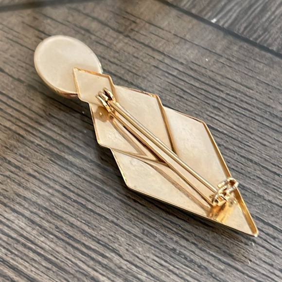 Art Deco Style Pin with Faux Oval Pearl Cabochon - Picture 4 of 14